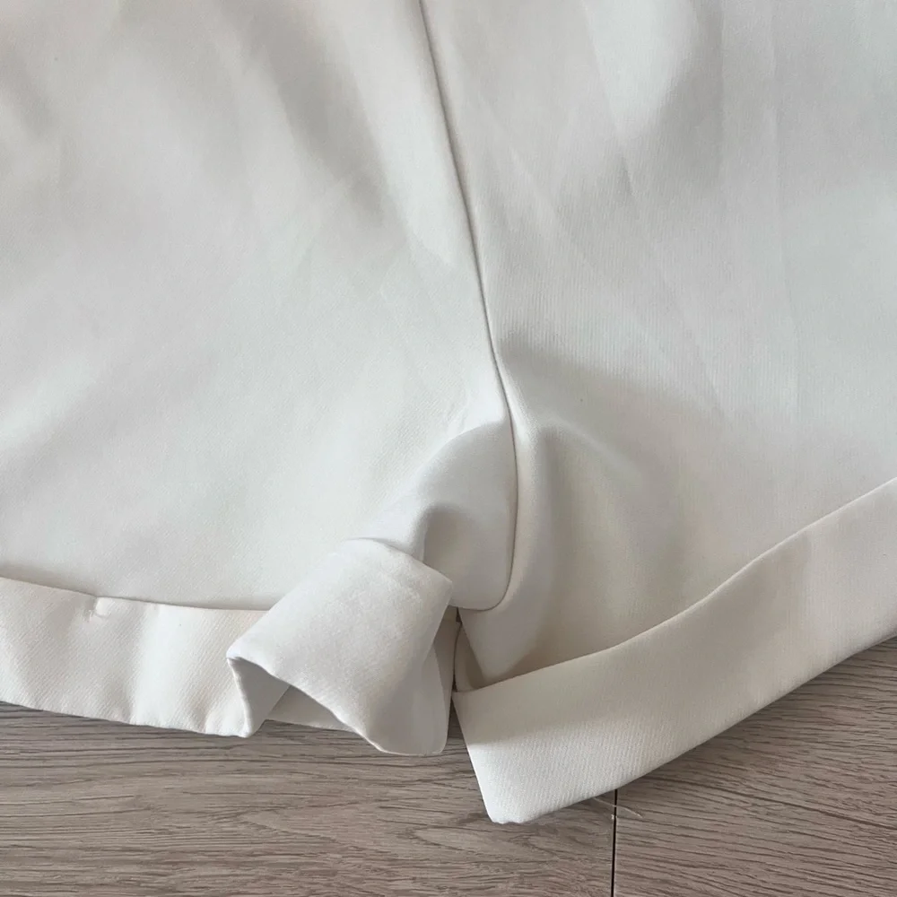 Elegant White Women's Shorts with Belt - Picture 12 of 12